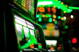 Innwabet မိုဘိုင်းအက်ပ် Smartphone ပေါ်မှ Live Casino ကစားနေသည့် မြန်မာကစားသမား
